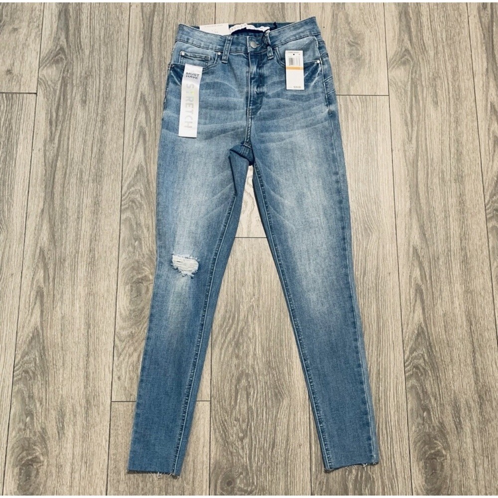 TINSEL TOWN Women's Light Wash High Rise Mom Jeans Distressed Ripped‎ Size 3